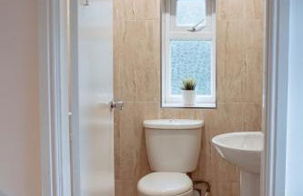 Spacious & Modern 8-Bed Home - Sleeps 13 - Parking - Foto 5