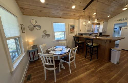 Coastal home with private separate guest house, gas grill and close to local beach - Foto 14