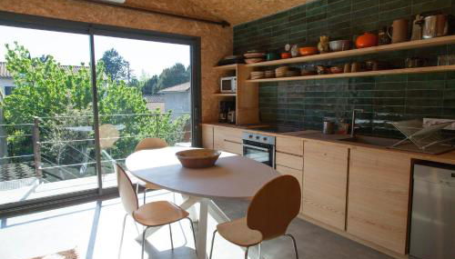 Maison colorée dans un jardin - Foto 3