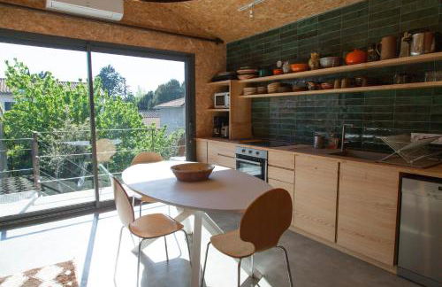 Maison colorée dans un jardin - Foto 3