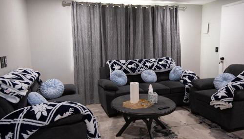 Cozy Roomy family sized apartment on major bus route close to all - Foto 5