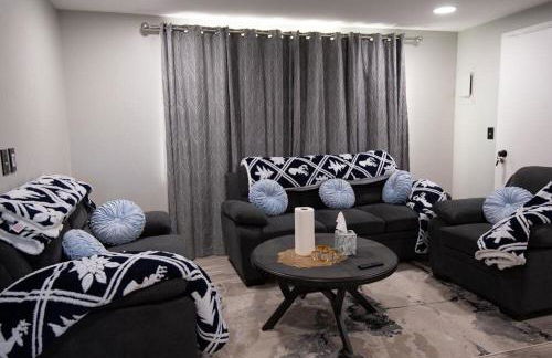 Cozy Roomy family sized apartment on major bus route close to all - Foto 5