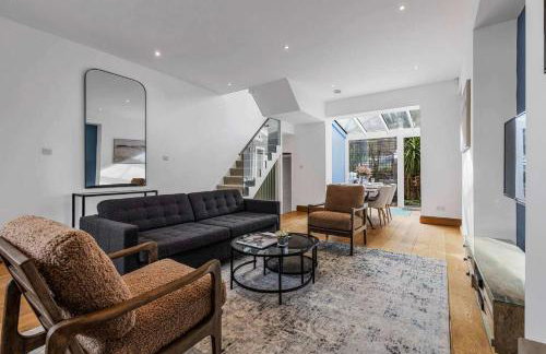 Beautiful 3-Bedroom House with Garden and Rooftop Retreat - Foto 8