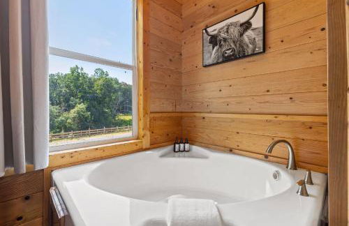 TeePee at Paradise Point with a hot tub fire pit & grill - Foto 27