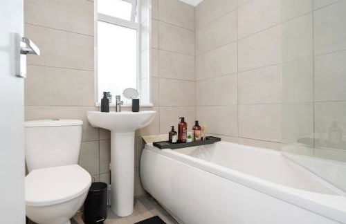 Entire 4 Bedroom house in Bootle Liverpool-Ideal for contractors, family and group-Free Parking & Free internet-Sleeps 7 - Foto 29