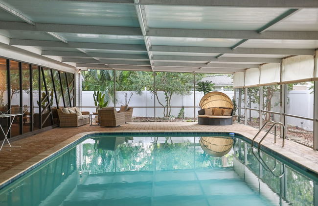 Golden Retreat: Expansive 6BR Home w Heated Pool ~ - Foto 17