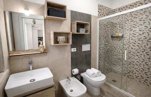 Attico Luminoso con Terrazzo e Parcheggio Gratuito - Foto 6