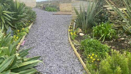 Converted chapel - Sant Pedr Newydd with sea views from garden - Foto 2, Garden view