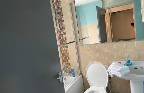 Tipton 2 Bedroomed long Stay Pad van or car free parking - Foto 3