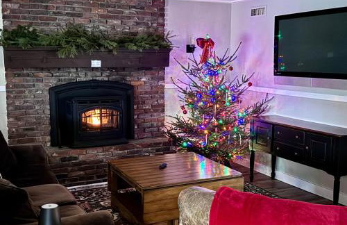 Renovated farmhouse on snowmobile trail with firepit & mountain views 10 min from Bretton Woods - Foto 4