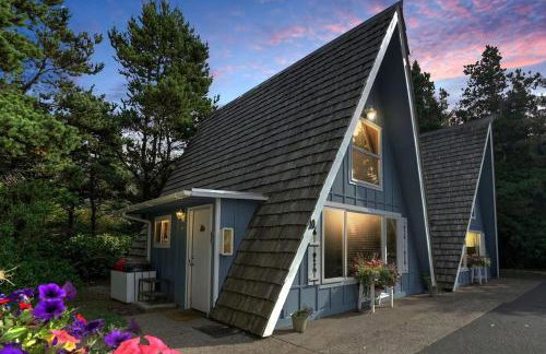 Charming A Frame Nestled Amidst Trees in Otter Rock, Oregon - Foto 1