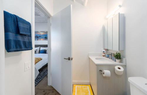 Regal Stylish Uptown Loft Beachfront RooftopWFHGym - Photo 16