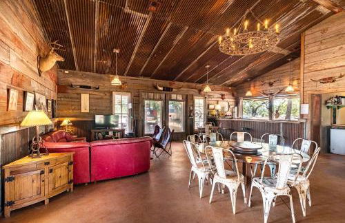 Luxury Airstream Campsite Nestled Beneath Oak Trees Outside of Austin, Texas - Foto 59