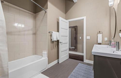 Stylish Church Conversion Walk to LoHi - Foto 34