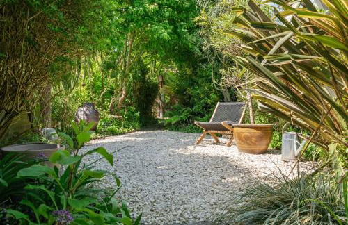 Enchanting 3BR House in Lymington with Garden - Foto 3