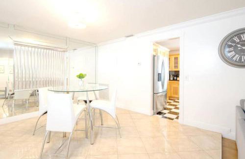 Stunning Lake-Front Villa with Pool & Spa - Foto 14