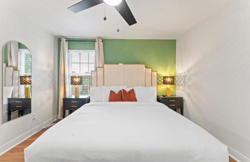 NRG MedCenter Luxe 4BD Home w FencedYard WasherDryer Pet Friendly - Foto 9