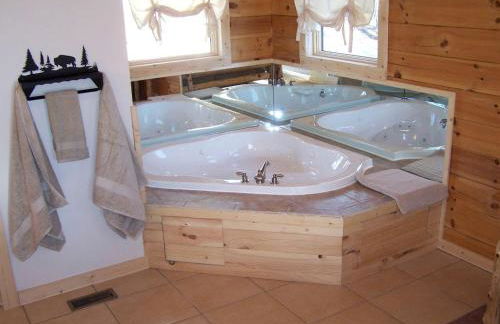 Luxury Vacation Rental with a Hot Tub for Rent in Clyde, North Carolina - Foto 8