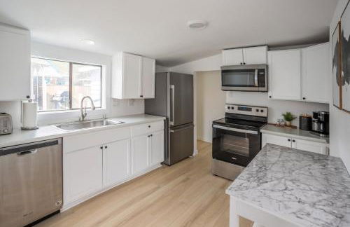 Cozy 2 Bedroom Home, Private Backyard with Hot Tub - Foto 16