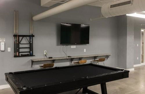 Stunning Downtown Studio with Rooftop Patio - Photo 11