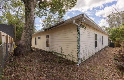 Your UF Getaway: 1 Block from Campus - 4 BD Haven - Foto 29