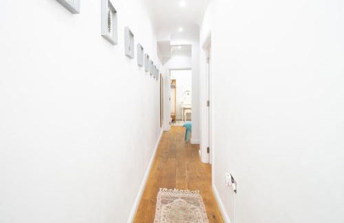 Spacious 4BR house, 2 en suites with garden & on-site parking - Foto 22