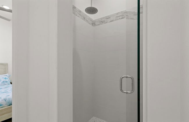 Brand NEW Expansive Coastal Home w/ Custom Furnishings Sleeps 15 - Foto 38