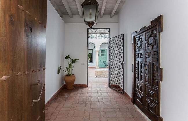 Apartamentos Los Patios de la Judería - Photo 2