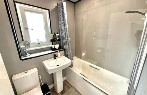 South Gyle House - SuperFast WiFi and Free Parking - 7 minutes from Edinburgh Airport - Foto 11