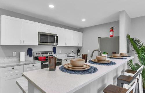 Bright 2BR Condo Near Restaurants and Entertainment - Foto 1