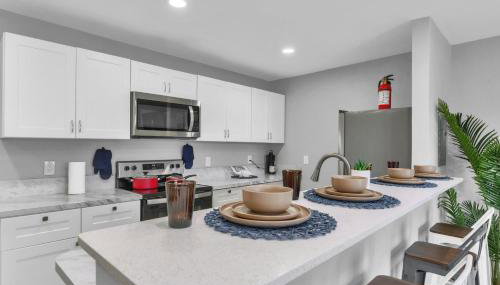 Bright 2BR Condo Near Restaurants and Entertainment - Foto 1