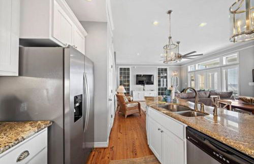 Huge beach house with great views, steps from sand - Foto 12