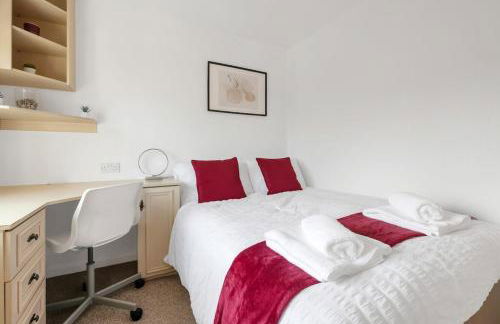 Awesome Games Room House! East Midlands Airport, Donington Park, with FREE parking - Foto 5