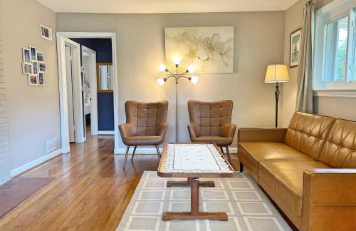 Entire Private 3 Bedrooms 1 Bathroom Single House with Fenced Garden - Photo 1