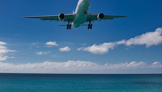 Un aereo sorvola Grand Case a Sint Marteen