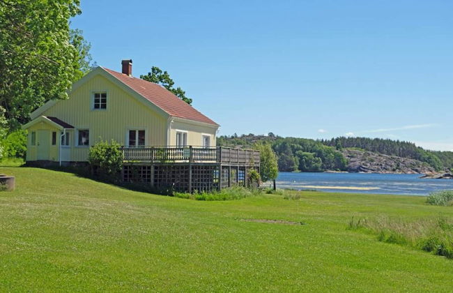 Seaside Cottage With Balcony and Grill - Photo 1