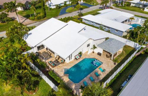 Beach Lux - Heated Pool with Infinity Spa, Cabana, BBQ, Golden Tee - Walk to Beach - by Maven Vacation Rentals - Foto 33