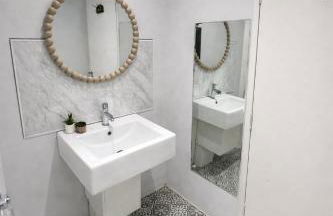 Central Apt - Sleeps 6- Steps to Bars & Restaurant - Foto 11