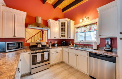 Peaceful Stark Cottage with Deck on South Ponds! - Foto 14