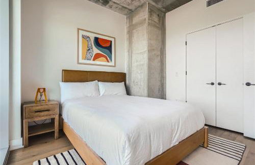 Modern Downtown Condo - Rooftop pool - Top Amenities - Foto 12