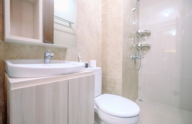 Homey And Modern Look 2Br Transpark Cibubur Apartment - Foto 17
