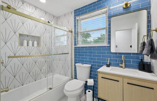 5BR w Pool, Golf Simulator, Game Room & EV Charger - Foto 27