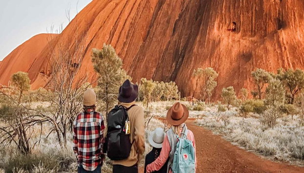 Tour guiado a pie por la base de Uluru por la mañana en grupo reducido - Foto 2