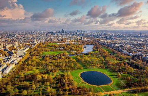 Stunning Hyde Park Home with Private Balcony & Lift Elevator Access - Foto 35