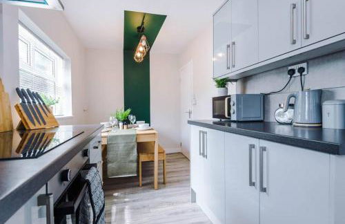 Cheerful 3 bedroom home with parking near Chester - Photo 39