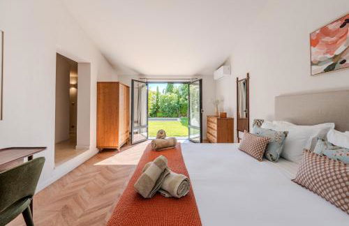 Gorgeous village home with heated pool, ideally located - Foto 15