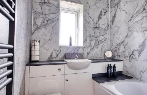 Westhoughton 3 Bedroom House - Free Parking - Photo 21