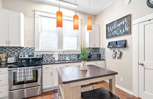 Charming and Historic Bungalow Near All - Foto 12