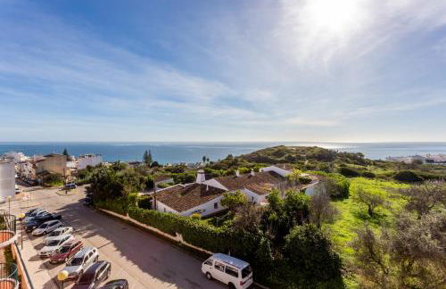 Lovely 2 bedroom apartment including pool, stunning ocean views & beach closeby - Foto 1