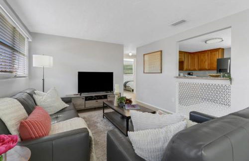 Little Beach House w/ POOL&SPA - 5 minutes to Vanderbilt Beach (Pet Friendly) - Photo 19